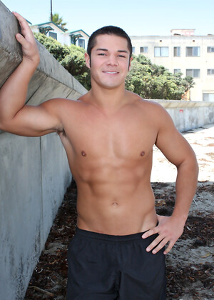 Young bodybuilder Rick jerking off dick