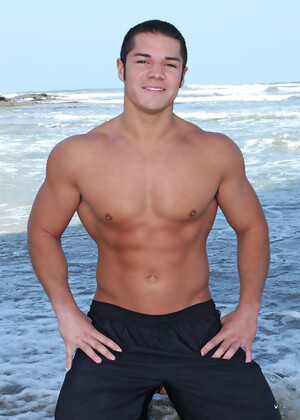 Young bodybuilder Rick jerking off dick