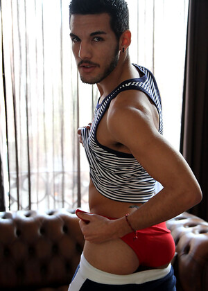 Spanish Personal Trainer Nicolas Cruz meets Zac
