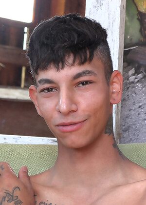 INTERVIEW & SOLO: Miguel Rivas