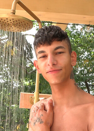 INTERVIEW & SOLO: Miguel Rivas